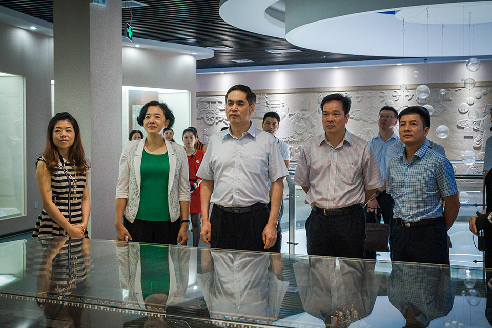 2国家工商总局副局长刘俊臣一行参观南珠博物馆2.jpg